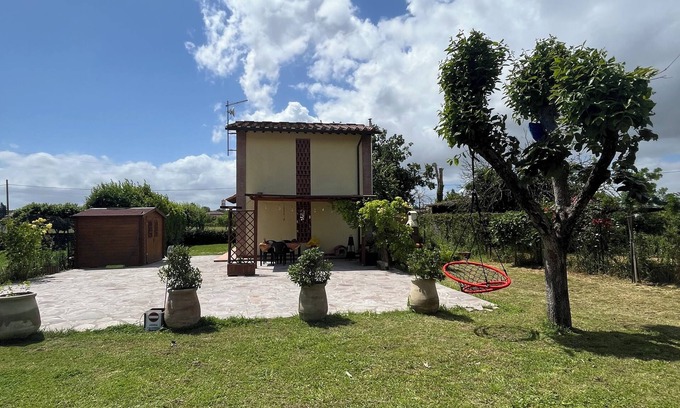 Calcinaia House | Small barn with exclusive garden