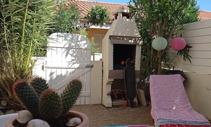 Narbonne-Plage Cabin | Small bungalow with terrace/mezzanine/pool/parking 200 m from the sea.