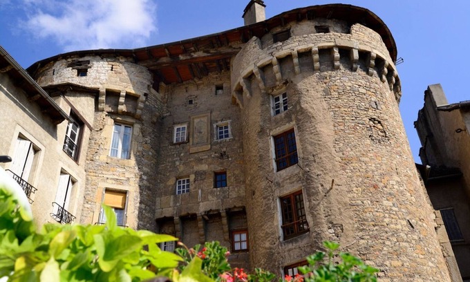 Marvejols Apartment | Small cozy n'est in the heart of a historic village
