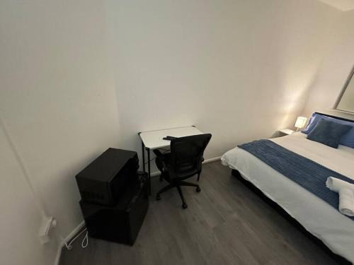 Weavers House | Small cozy private bedroom zone1