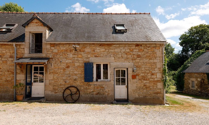 Cleguerec Cottage | Small House "Le Bistrot" with Shared Pool, Shared Terrace and Wi-Fi