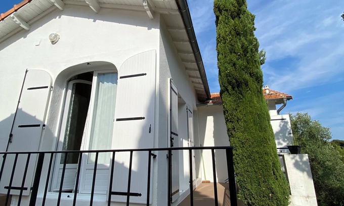 La Roquette-sur-Siagne Villa | Small nest in the greenery, quiet with a view to the sea.