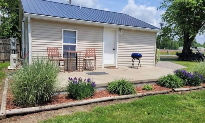 Bonnie House | Small simple cozy house close to Interstate & Rend Lake fishing/hunting