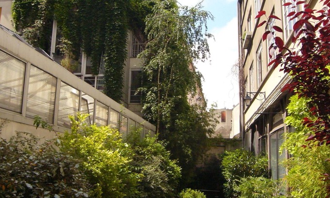Quartier Saint-Ambroise Bed & Breakfast | Small studio in private green alley in the heart of Paris