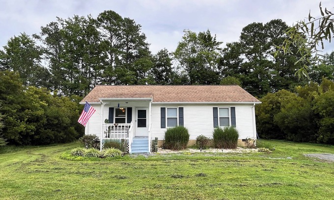 Mathews House | Small Town Getaway - close to in-town Mathews with a casual, rural life