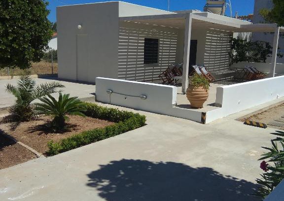 Spata-Artemida Villa | small villa by the sea