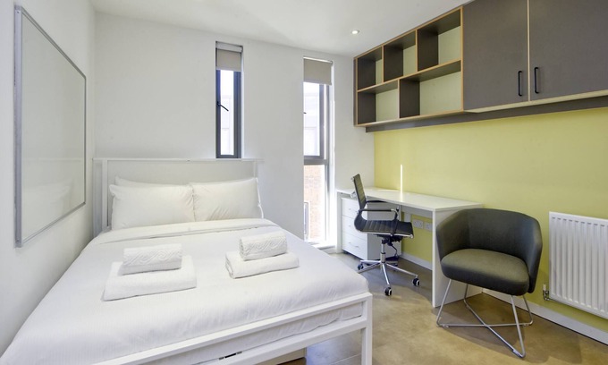 Ravenscourt Park Apartment | Smart Student Studio in West London