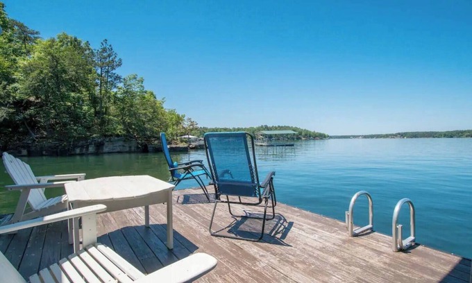 Crane Hill House | Smith Lake Glamping - ToNoMo Vintage Airstream