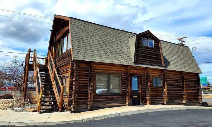 Terrebonne Cabin | Smith Rocks awaits! Located in town, convenient access to stores and restaurants