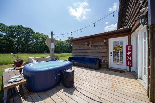 Mingo House | Smiths In-law suite! Pet friendly, hot tub!