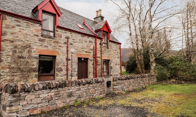 Achnasheen Cottage | SMITHY COTTAGE, family friendly, with open fire in Kinlochewe