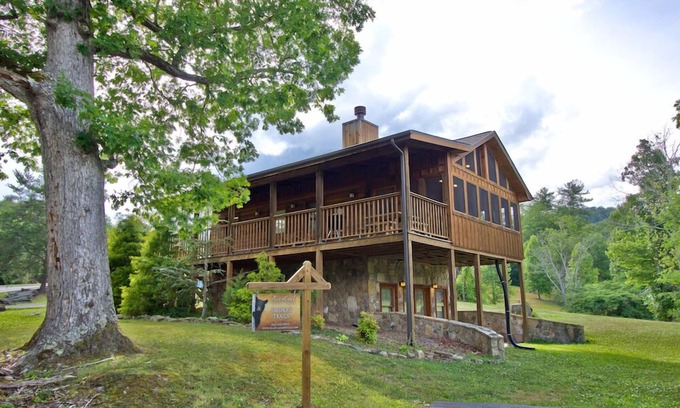 Wears Valley Cabin | Smokey Trails is the perfect romantic getaway for 2!