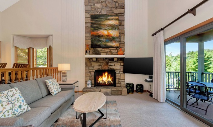 Blowing Rock Condo | Smokies 4 | Fireplace, Restaurant, Pool, Spa