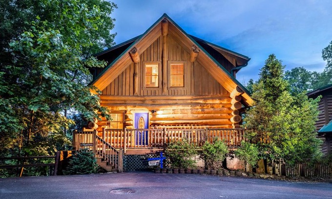 Gatlinburg House | SmokiesBoutiqueCabins would love to host you! 4 miles to Gatlinburg Strip! Resort Pool open May 1 through Oct 1! Views, Shuffleboard, Hot Tub, Arcade!