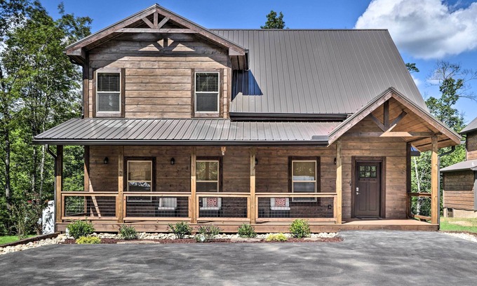 Gatlinburg - Pigeon Forge Cabin | Smoky Cove Retreat w/Private Hot Tub & Deck!
