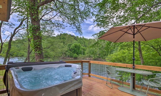 Cherokee Cabin | Smoky Mountain Cabin w/Hot Tub & River Views!