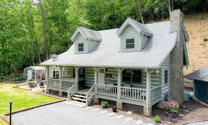 Whittier Cabin | Smoky Mountain Cabin w/Hot Tub & View | Private - Cherokee & Bryson City