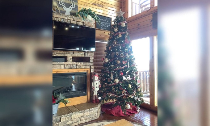 Gatlinburg - Pigeon Forge Cabin | Smoky Mountain Mist - Private Putt-Putt, Theater Room, + More!