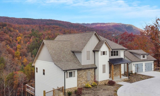 Gatlinburg - Pigeon Forge Cabin | Smoky Mtn Masterpiece ~ Luxury w/pool, epic theater, gameroom & views!
