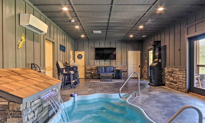Gatlinburg - Pigeon Forge Cabin | Smoky Mtn 'Peaceful Paradise' w/ Indoor Pool!