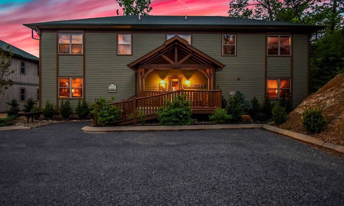 Pigeon Forge Cabin | SmokyStays 10 BR Cabin for 32 only 5 minutes to Dollywood!