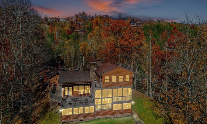 Gatlinburg - Pigeon Forge House | SmokyStays 9 Bedroom Cabin