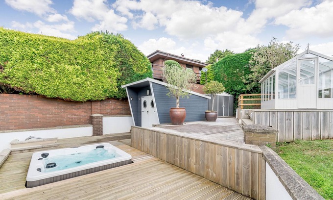 Milford Haven Cottage | SMUGGLERS REST, pet friendly, with hot tub in Pembroke Dock