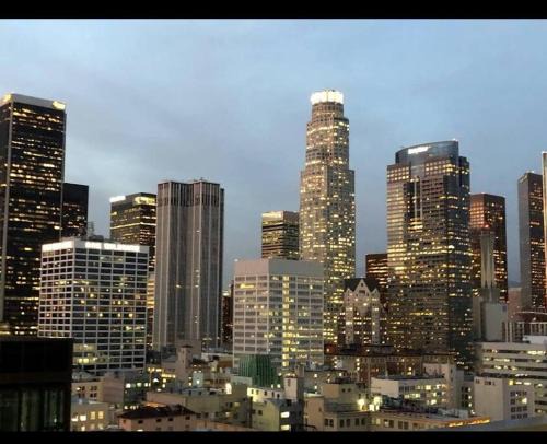 Los Angeles Apartment | Snazzy 3Bed HighRise with Pool, Spa & Rooftop deck