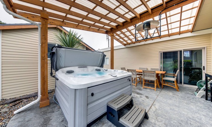 Lincoln City House | Snazzy home near the beach with private hot tub, patio & grill