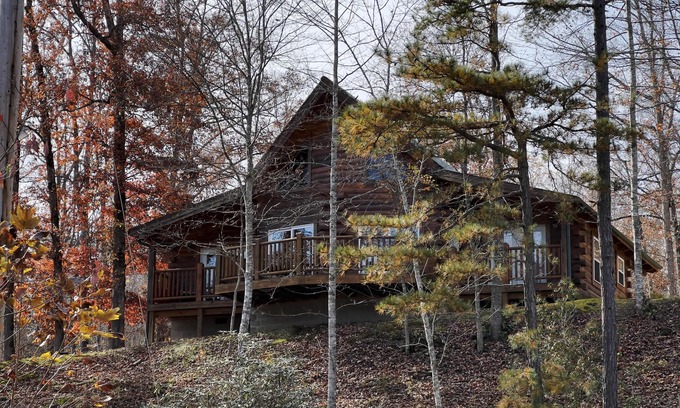 Beattyville Cabin | Sneaky Bear: Luxe lakeview cabin, caves, trails, fast WiFi @ BearTrackLake