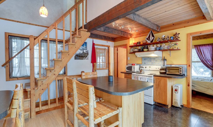 Snoqualmie Pass Cottage | Snoqualmie Pass Cabin w/Deck: Walk to Ski Lift