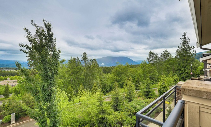 Snoqualmie Ridge House | Snoqualmie Townhome w/Balcony & Mountain Views!