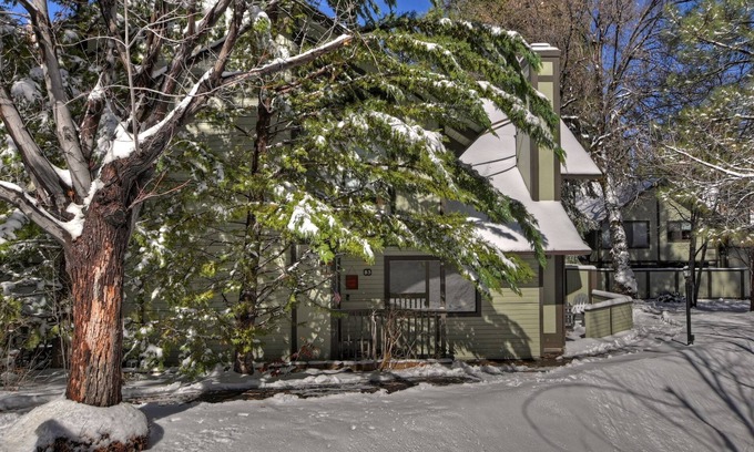 Big Bear Lake Condo | Snow Summit Chalet by Destination Big Bear : Next Door to Snow Summit for Easy Access to Skiing, Snowboarding and Tubing!