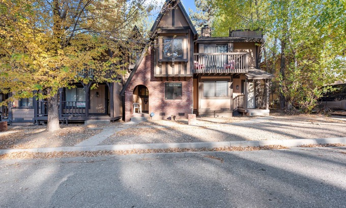 Summit Estates Cabin | Snow Summit Getaway - 2-bedroom in Big Bear Lake, Walk to Slopes, Cable TV, Deck, BBQ, Views