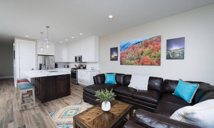 Huntsville House | Snowbasin Area Rental near Pineview Dam EW23A