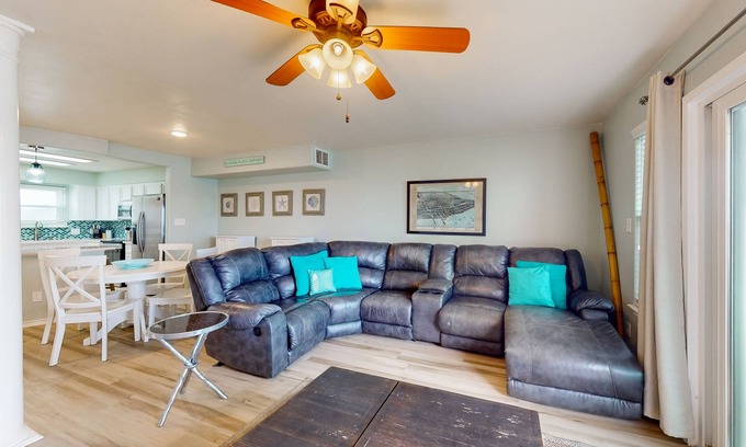 Corpus Christi House | Snowbird-friendly sound-front townhouse near beach with pool, patio, sound views