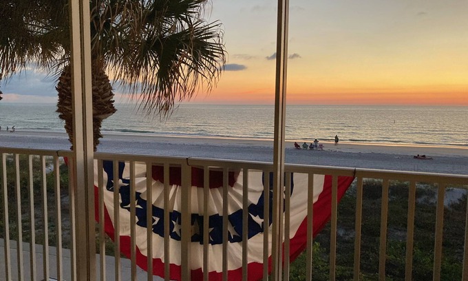 Belleair Beach Condo | Snowbird Get Away - Belleair Beach, FL