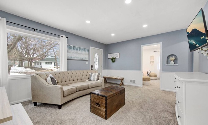 Madelia House | Snowbound Cottage - free wifi, deck, grill, private parking