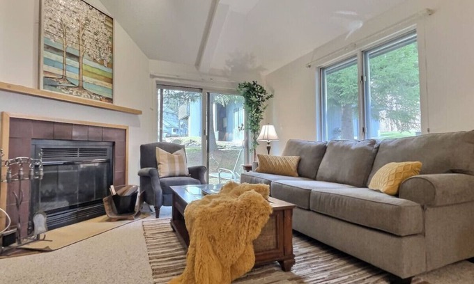 Killington Condo | Snowcub- AC, Pool, Hot tub, Tennis, Grill!