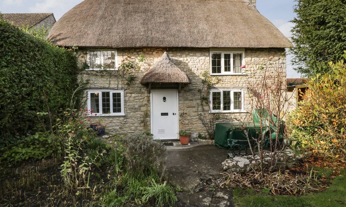 Sherborne Cottage | SNOWDROP COTTAGE, family friendly, with open fire in Milborne Port