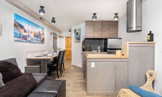 Whistler Creekside Apartment | Snowed Inn - Free Parking & near ski lifts
