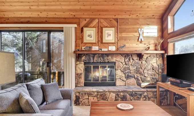 Mammoth Lakes Condo | Snowflower #6: Near Mammoth Creek & Snowcreek Golf Course