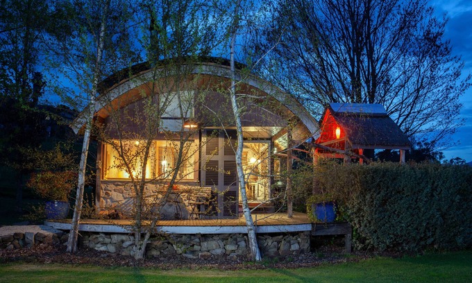 Tawonga South Ski Chalet | Snowgum romantic Spa Chalet…spoil yourselves it’s worth it at Dreamers…