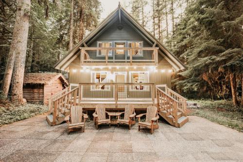 Glacier House | Snowline Cabin 49 - A Newly Remodeled Cabin Perfect for Your Family Retreat
