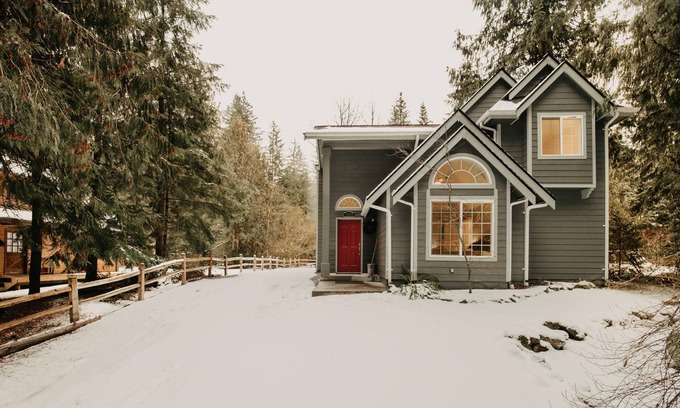 Glacier Cabin | Snowline Cabin #62 - Hot Tub - WiFi - Pets OK