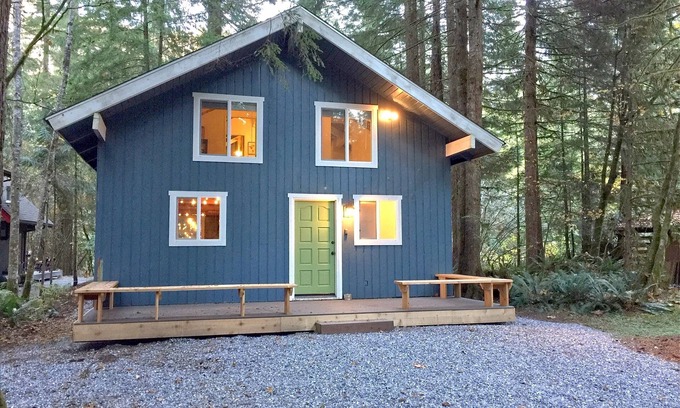 Glacier House | Snowline Cabin 66 - Hot Tub - Wi-Fi - 3 Bedroom - Sleeps 10