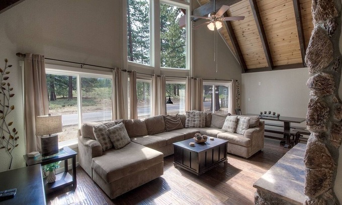 Black Bart House | Snowshoe Chalet 3 Bedroom Cabin by RedAwning