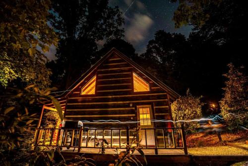 Copperhill House | Snug and Cozy Cabin Rental with a Hot Tub near Copperhill for a Relaxing Vacation in Tennessee