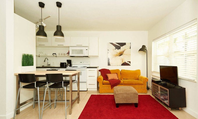 Lauderdale Beach Apartment | Snug Apart Walking Distance to the Beach, F.Lauderdale, Wifi, BBQ, Gated