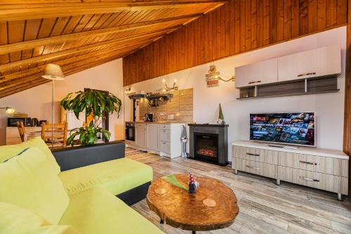 Brasov Apartment | Snug Apartments - Private Parking near DownTown